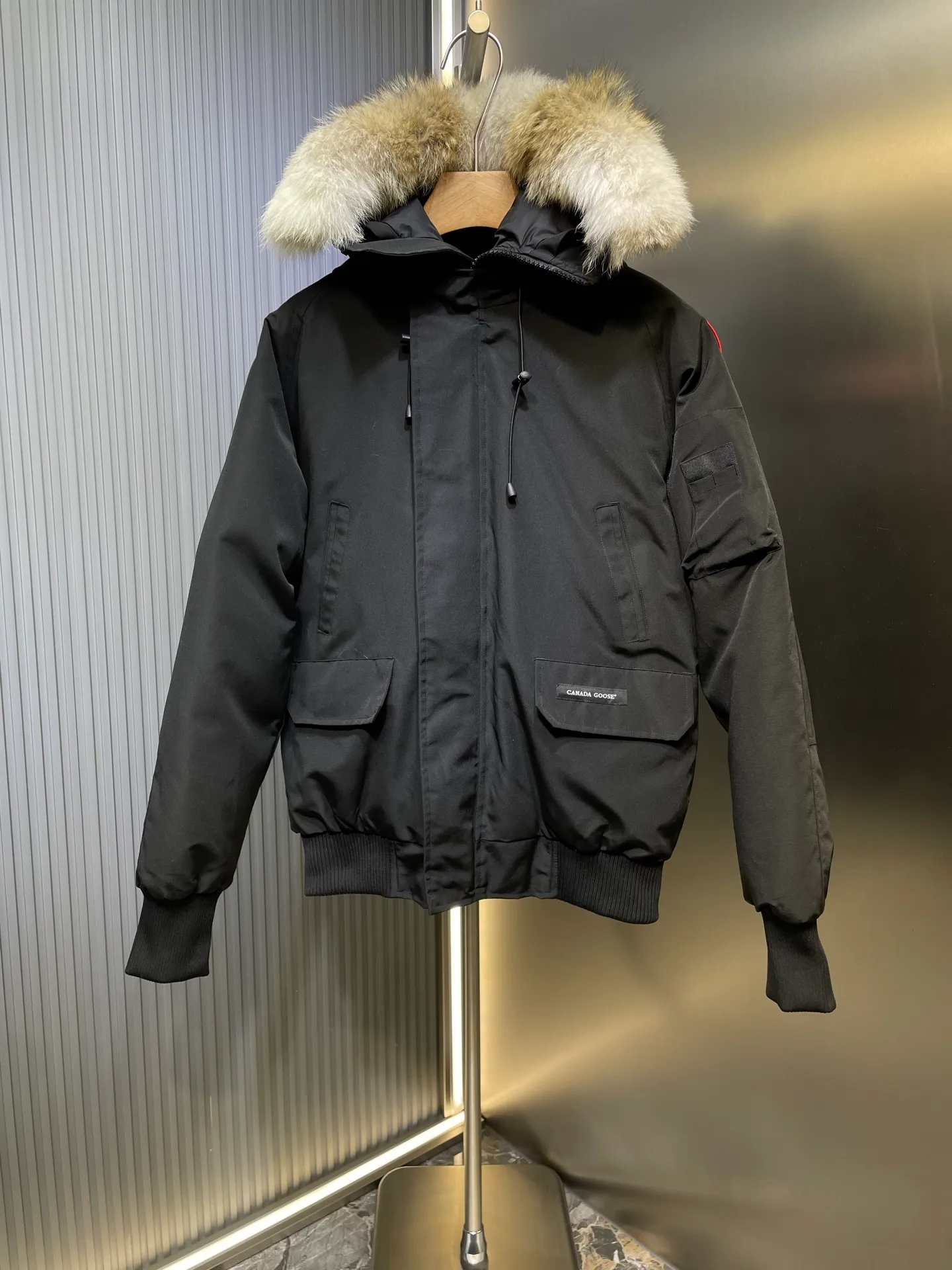 P900 special down Canada Goose Canada Goose #Chilliwack 7999M bomber jacket short down jacket/01 model #女与狠# Genuine synchronous anti-counterfeiting chip sensor! ➖ Imported 21S polyester-cotton blended original fabric [last year’s 16S/18S hard fabrics have been completely eliminated, this year all use 21S genuine synchronous fabrics, the soft mid-strap feels delicate and textured], genuine synchronous Feather-Light 10D waterproof coating fabric, made of 84.5 polyester fiber and 15.5 cotton, 100% the best feel in the entire network! ➖ The genuine official website is synchronized with the national standard 80 white duck down, you can check the official website customer service, there will never be a series of misleading claims such as 90 down or goose down! ➖ Using the best nylon lining with double double-layer sealing design, velvet-proof No. 7 needle + grid-filled down ready-made garments, there is 100% no so-called velvet running! ➖ The cuffs are designed with thickened seamless threads, and the collar and pockets are lined with top-quality polar fleece to keep you warm and comfortable! ➖ Yoshida YKK provides original custom-made electroplated sliders. YKK two-way lockable zippers are tight and smooth and will not peel off paint! ➖ 3M composite guarantees that the Velcro is the same as the original, durable, and all accessories and hardware are custom-made! ➖ Imported BEHRINGER embroidery machine to customize the 10,000-needle embroidery logo, 98% of which can be reproduced to restore the original logo. You can check and compare on the official website! ➖ The fur collars are all made of large pieces of Western Canadian blue wolf hide, ensuring that each fur collar is 13-15cm wide!   Size:XS-XXL